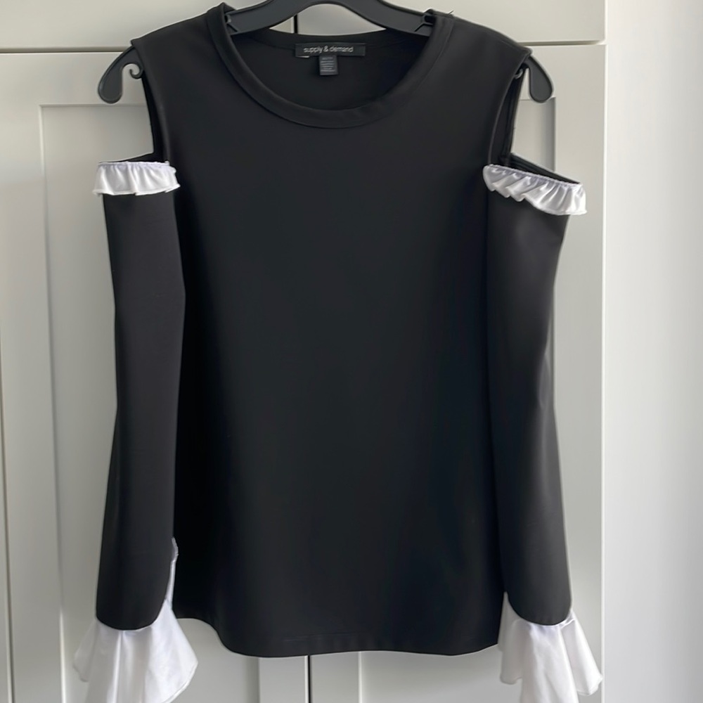 Round neck cut out shoulder with ruffle trim
